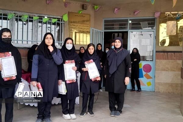 تقدیر از فعالین و برگزیدگان قرآنی در مدارس رودهن