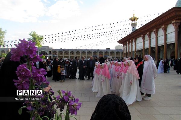 دورهمی بزرگ مادر و دختری در حرم مطهر شاهچراغ(ع)