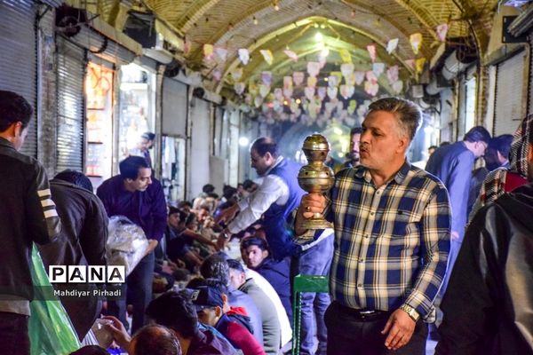 برپایی سفره افطاری ساده در بازار اراک