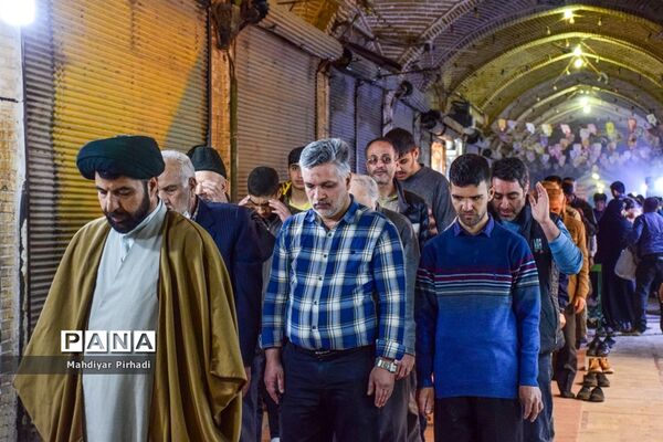 برپایی سفره افطاری ساده در بازار اراک