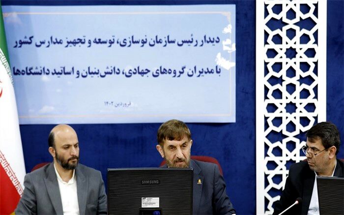 فعالیت در خدمت‌رسانی به محرومان و تلاش برای مدرسه‌سازی کودکان، ارزشمند و عبادت‌گونه است