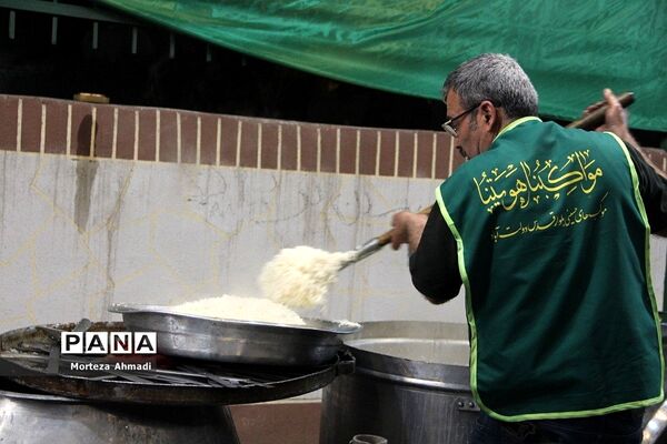 سفره ۱۰۰۰ متری کریم اهل بیت(ع)درماه مبارک رمضان در  شهرری