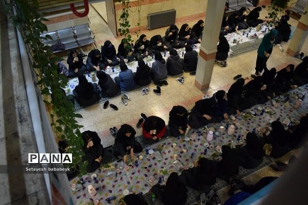 ضیافت افطاری در دبیرستان دخترانه فرهنگ ۱۳