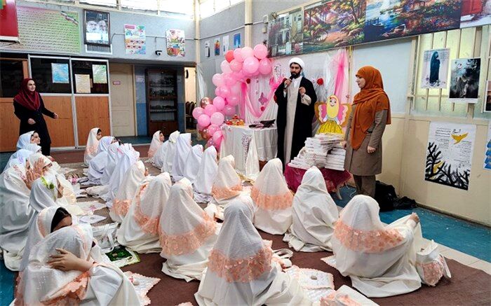 جشن تکلیف در دبستان حضرت زهرا(س) یک رودهن برگزار شد/فیلم
