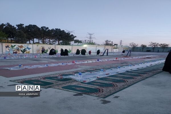 مراسم افطاری در مدرسه آزادی کهریزک
