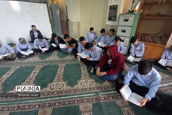 برگزاری محفل انس با قرآن در ماه مبارک رمضان  در دبیرستان امام علی(ع) ۲ رودهن