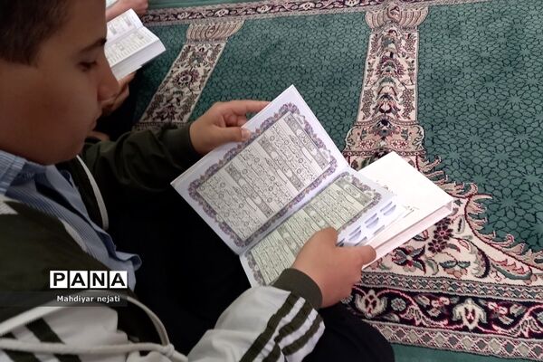 برگزاری محفل انس با قرآن در ماه مبارک رمضان  در دبیرستان امام علی(ع) ۲ رودهن
