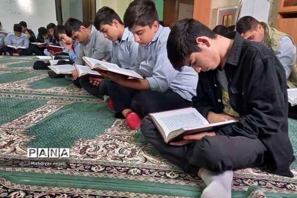 برگزاری محفل انس با قرآن در ماه مبارک رمضان  در دبیرستان امام علی(ع) ۲ رودهن