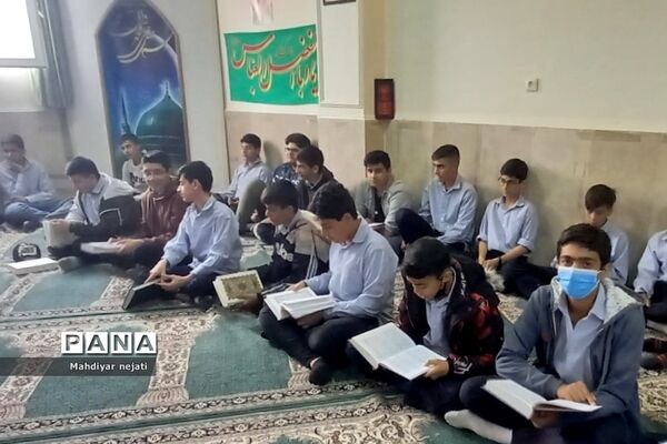 برگزاری محفل انس با قرآن در ماه مبارک رمضان  در دبیرستان امام علی(ع) ۲ رودهن