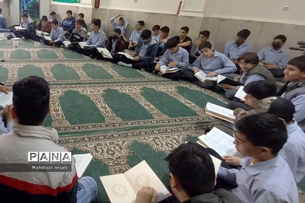 برگزاری محفل انس با قرآن در ماه مبارک رمضان  در دبیرستان امام علی(ع) ۲ رودهن