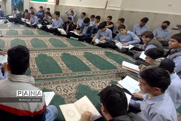 برگزاری محفل انس با قرآن در ماه مبارک رمضان  در دبیرستان امام علی(ع) ۲ رودهن