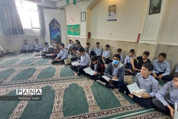 برگزاری محفل انس با قرآن در ماه مبارک رمضان  در دبیرستان امام علی(ع) ۲ رودهن