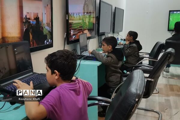 حال و هوای متفاوت غرفه دهه هشتادی‌ها در سی‌امین نمایشگاه بین‌المللی قرآن‌کریم