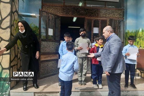 تقدیر از دانش‌آموزان برتر قرآنی در دبستان ارشاد رودهن در ماه مبارک رمضان