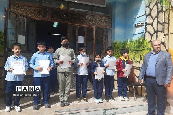 تقدیر از دانش‌آموزان برتر قرآنی در دبستان ارشاد رودهن در ماه مبارک رمضان