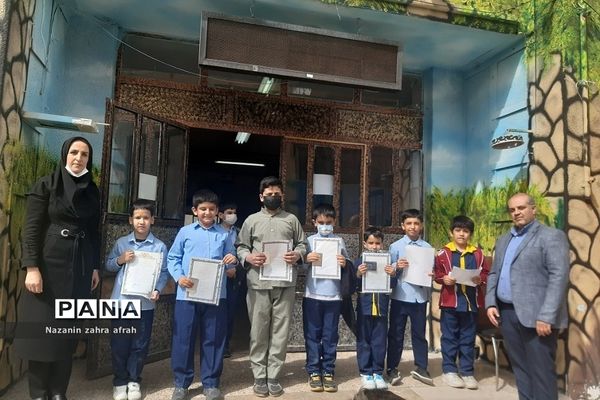 تقدیر از دانش‌آموزان برتر قرآنی در دبستان ارشاد رودهن در ماه مبارک رمضان