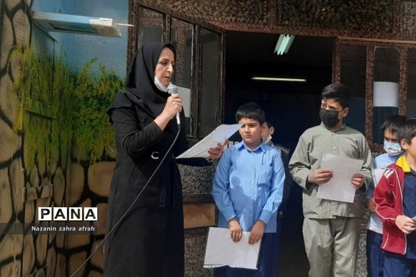 تقدیر از دانش‌آموزان برتر قرآنی در دبستان ارشاد رودهن در ماه مبارک رمضان