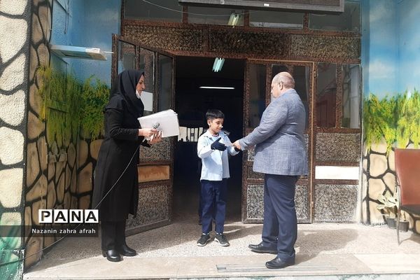 تقدیر از دانش‌آموزان برتر قرآنی در دبستان ارشاد رودهن در ماه مبارک رمضان