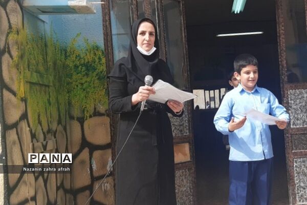 تقدیر از دانش‌آموزان برتر قرآنی در دبستان ارشاد رودهن در ماه مبارک رمضان