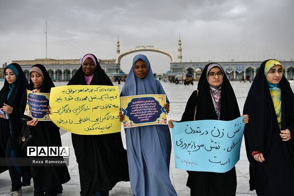 زنجیره انسانی بانوان طلبه و دانشجو در حمایت از عفاف و حجاب