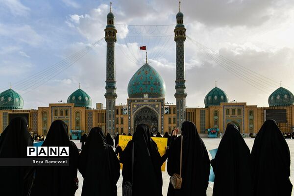 زنجیره انسانی بانوان طلبه و دانشجو در حمایت از عفاف و حجاب