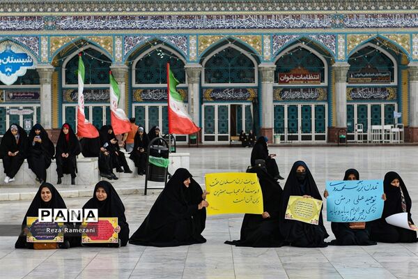 زنجیره انسانی بانوان طلبه و دانشجو در حمایت از عفاف و حجاب