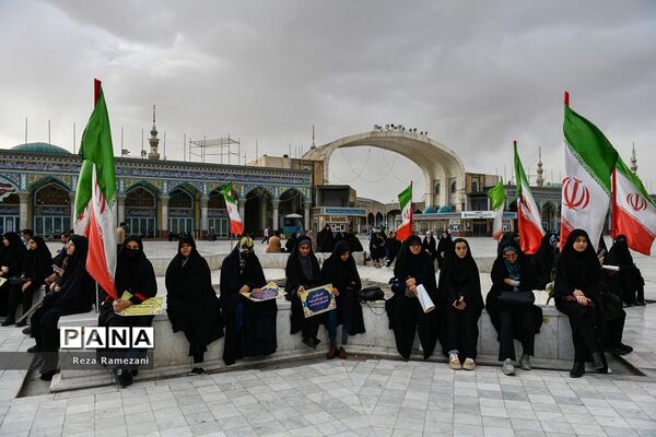 زنجیره انسانی بانوان طلبه و دانشجو در حمایت از عفاف و حجاب
