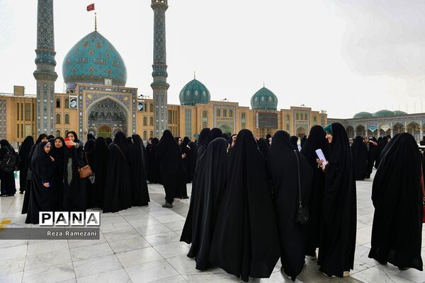 زنجیره انسانی بانوان طلبه و دانشجو در حمایت از عفاف و حجاب