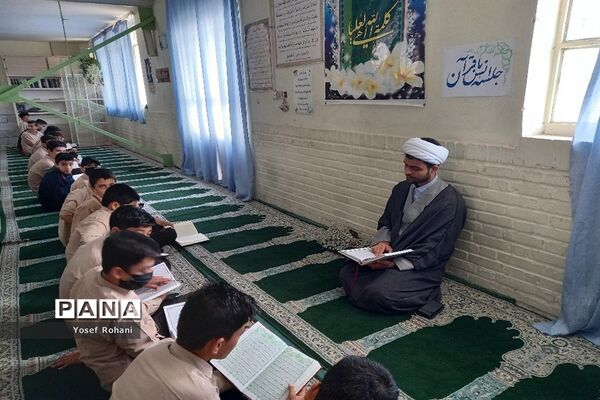 محفل انس با قرآن در مدرسه فرهنگ پسرانه کاشمر
