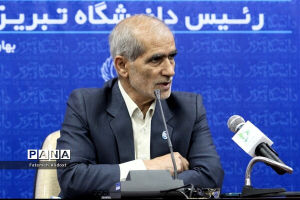 نشست خبری رئیس دانشگاه تبریز