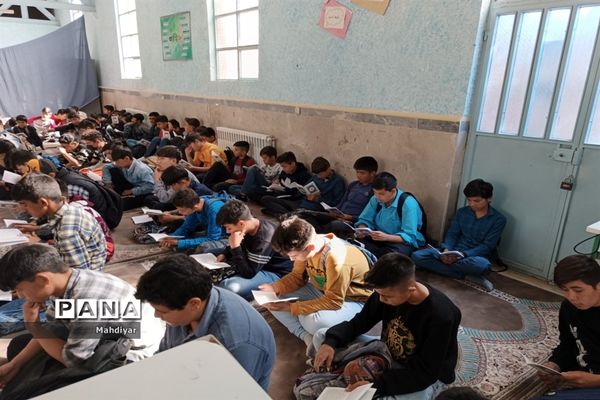 برپایی محفل انس با قرآن در دبیرستان شهید علی تات شهر جوادآباد