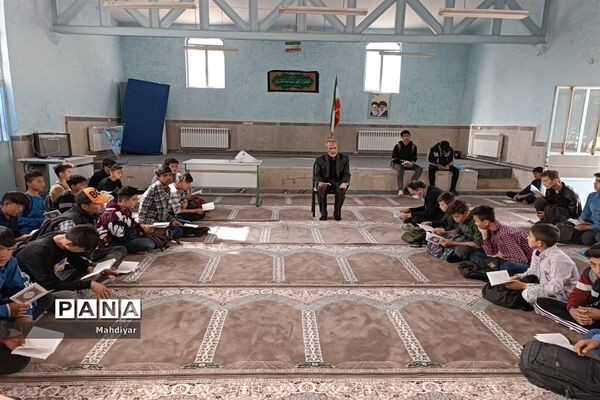 برپایی محفل انس با قرآن در دبیرستان شهید علی تات شهر جوادآباد