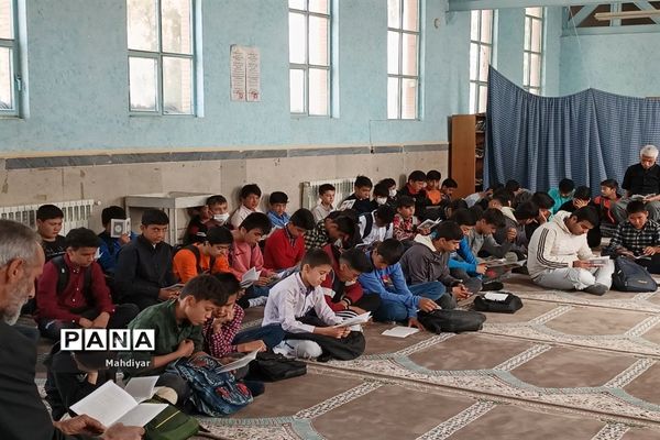 برپایی محفل انس با قرآن در دبیرستان شهید علی تات شهر جوادآباد