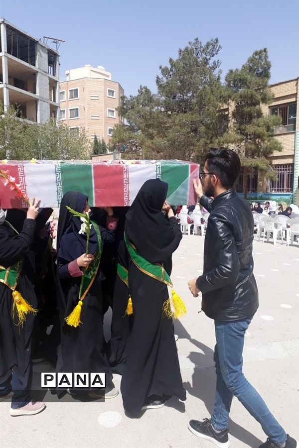 استقبال از شهید گمنام در دبستان کوثر ناحیه 5 اصفهان