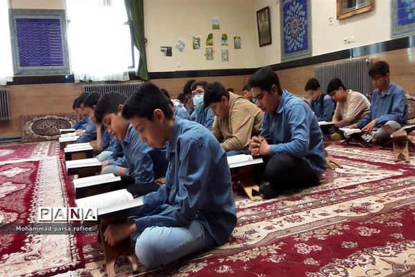 مراسم محفل انس با قرآن و افطاری در مدارس صفادشت