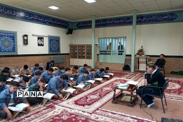 مراسم محفل انس با قرآن و افطاری در مدارس صفادشت