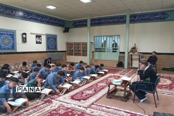 مراسم محفل انس با قرآن و افطاری در مدارس صفادشت