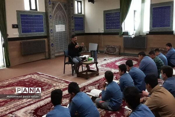 مراسم محفل انس با قرآن و افطاری در مدارس صفادشت