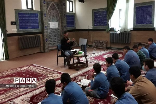 مراسم محفل انس با قرآن و افطاری در مدارس صفادشت