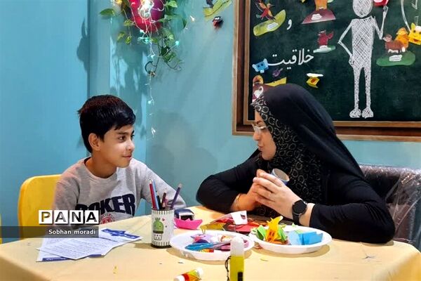 حضور دهه هشتادی و نودی‌ها به همراه خانواده در غرفه‌های سی‌امین نمایشگاه بین‌المللی قرآن کریم