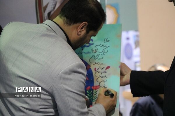 بازدید سرپرست وزارت آموزش و پرورش از غرفه مدرسه‌ای به وسعت ایران