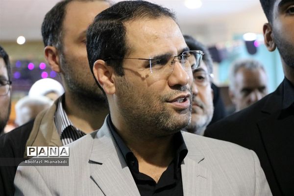 بازدید سرپرست وزارت آموزش و پرورش از غرفه مدرسه‌ای به وسعت ایران