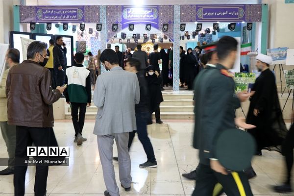 بازدید سرپرست وزارت آموزش و پرورش از غرفه مدرسه‌ای به وسعت ایران