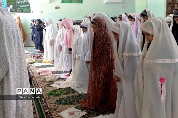 اقامه نماز جماعت دانش‌آموزان دختر دبستانی در مدارس ناحیه 3 شیراز