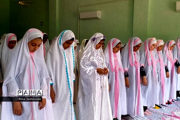 اقامه نماز جماعت دانش‌آموزان دختر دبستانی در مدارس ناحیه 3 شیراز
