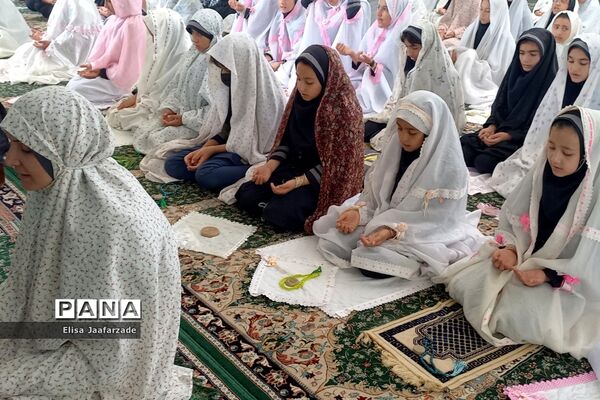 اقامه نماز جماعت دانش‌آموزان دختر دبستانی در مدارس ناحیه 3 شیراز