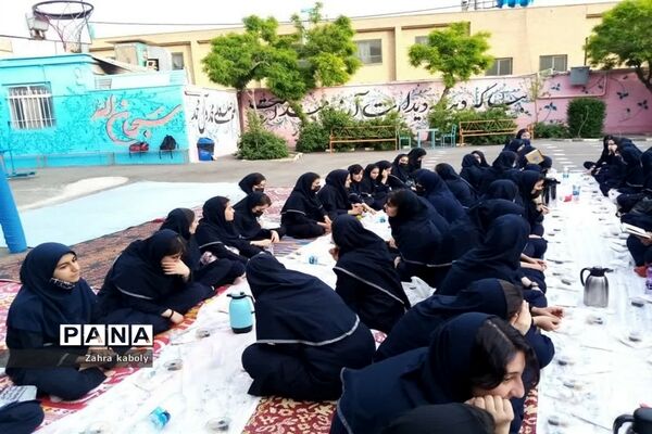 مراسم افطاردانش‌آموزی به مناسبت لیالی قدردرآموزشگاه اسدیان اسلامشهر