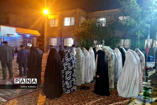 مراسم افطاردانش‌آموزی به مناسبت لیالی قدردرآموزشگاه اسدیان اسلامشهر