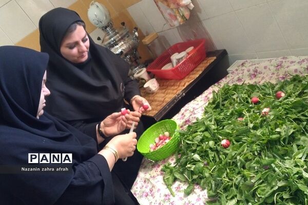 پخش غذای نذری در ماه مبارک رمضان در مدارس رودهن