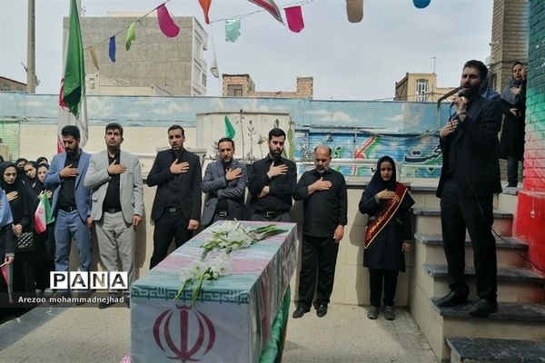 تشیع پیکر شهید گمنام در مدرسه شهدای هسته‌ای قرچک